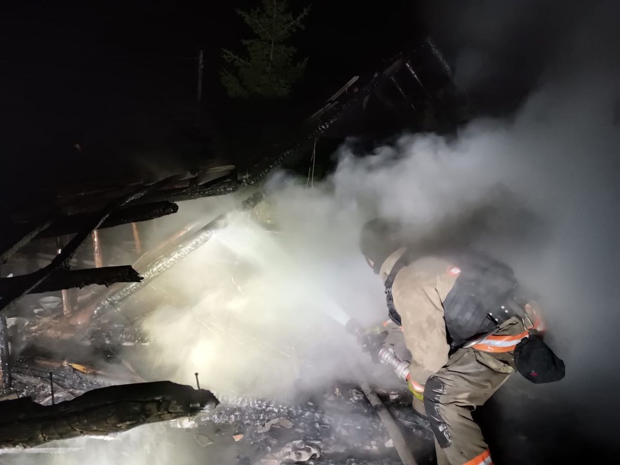 Росіяни вдарили по трьох районах на Дніпропетровщині: загинув чоловік